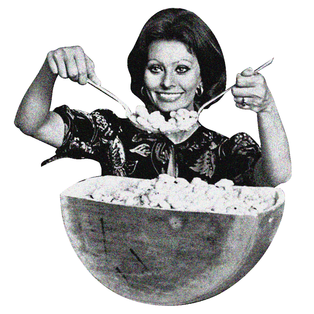 Sophia Loren con una forma di formaggio Parmigiano